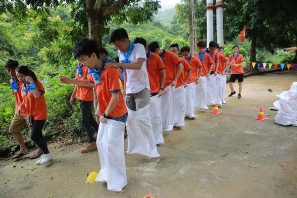 Tân sinh viên chạy đua trong Teambuilding (6)