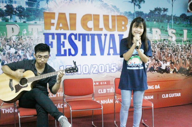Cả hội trường cùng chìm đắm trong những bản tình ca ngọt ngào đến từ CLB Guitar